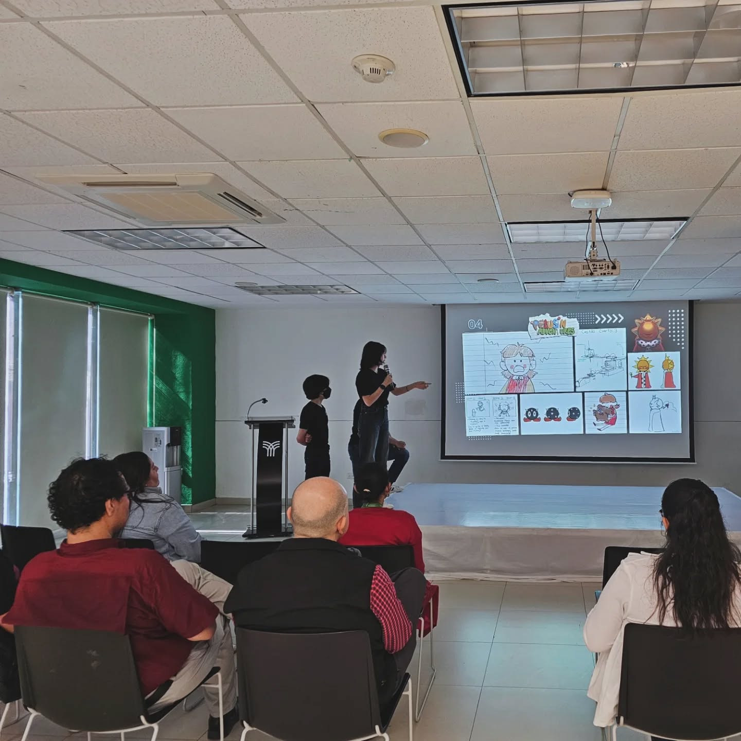 Estudiantes compartiendo un proyecto creativo en Tecmilenio